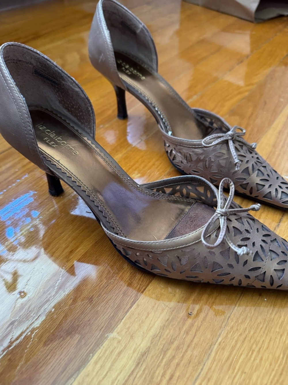 Vintage 90s Liz Claiborne Taupe/Gold Laser-Cut Long Pointed Kitten Heel with Bow - Picture 2 of 5